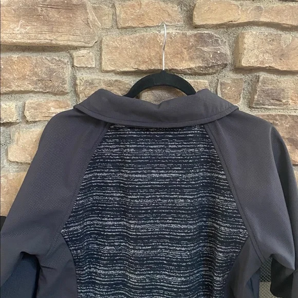 Black and silver ski jacket with detachable fur hat and zippered pockets. Large - Picture 10 of 16